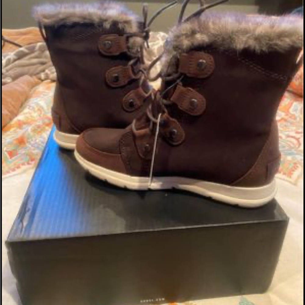Sorel Joan explorer 8.5 brand new never worn.